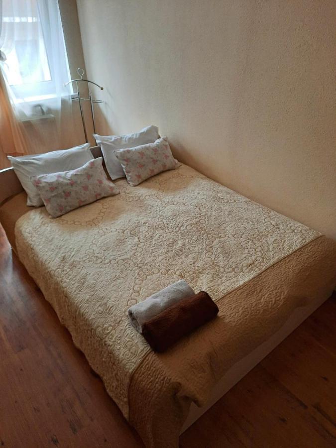 Apartment In The Historical City Center Černivci Esterno foto